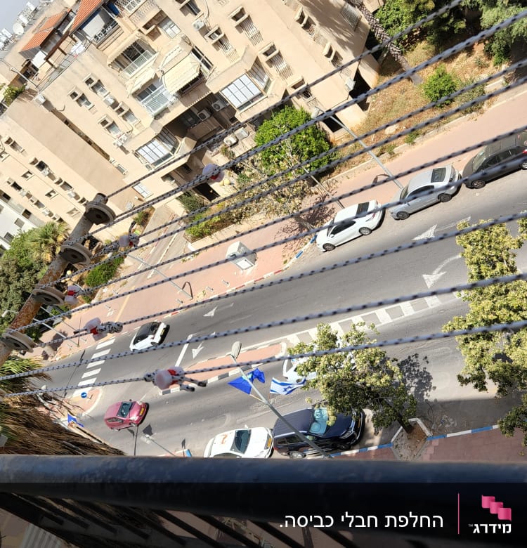 מזגן מותקן על קיר חיצוני עם חוטי כביסה